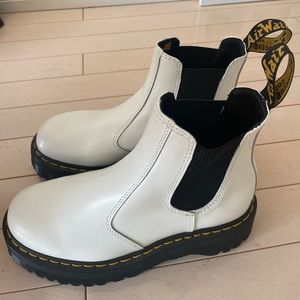 Dr. Martins 2976 Smooth Leather Platform Chelsea Boots